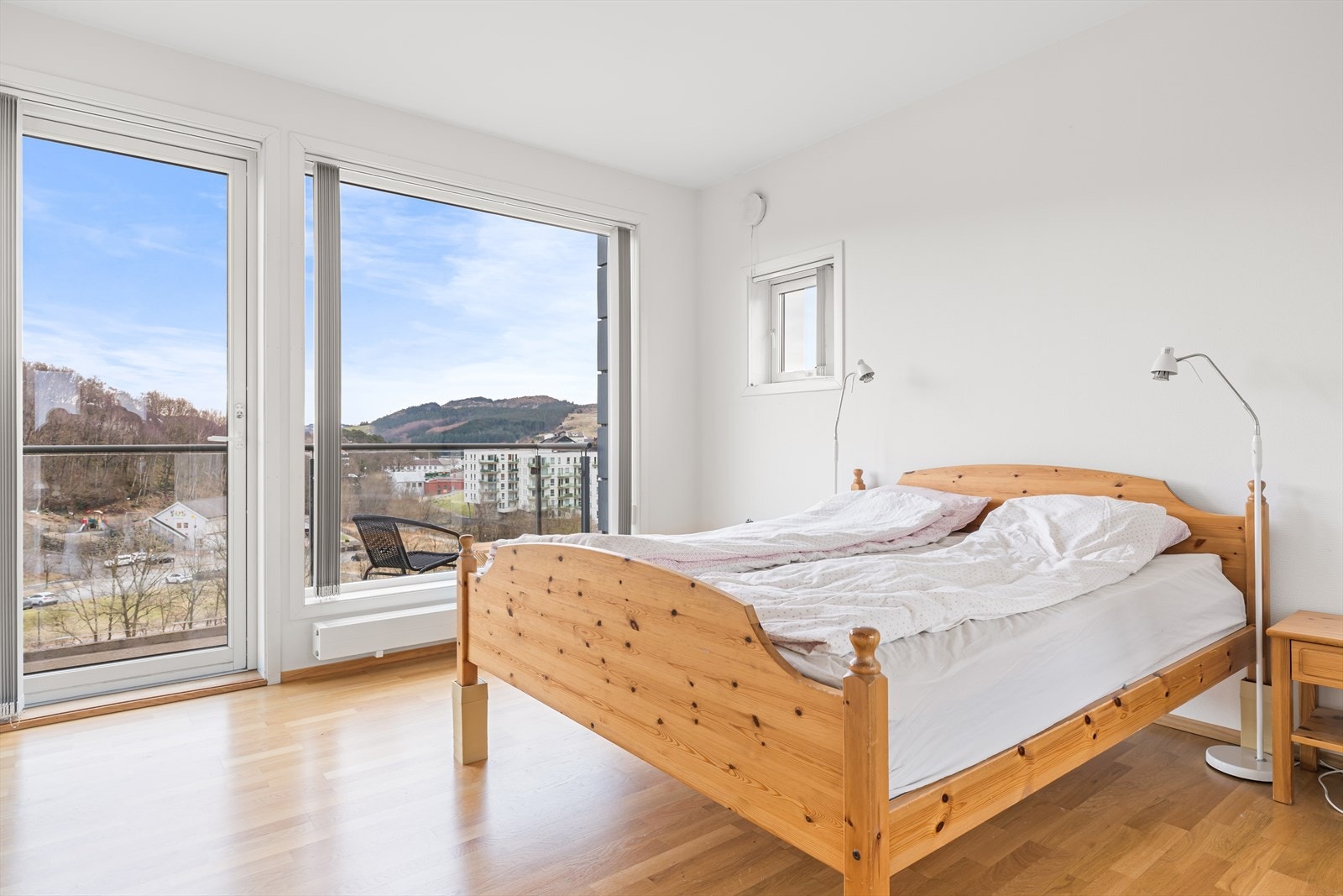 Utgang til veranda med morgensol. Galleribilde