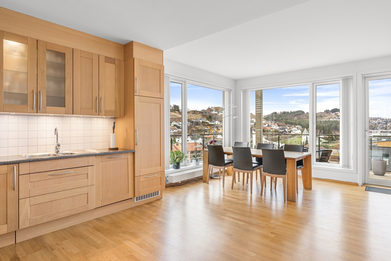 Herlig naturlig lys inn i rommet og enestående utsikt. Galleribilde