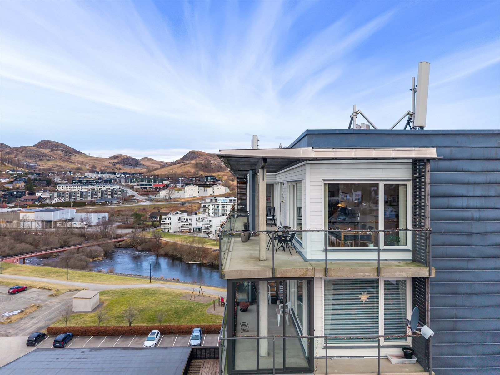 flott parkområde rett utenfor. Norwegian Outlet og Alti kjøpesenter med alle servicetilbud like ved. Galleribilde