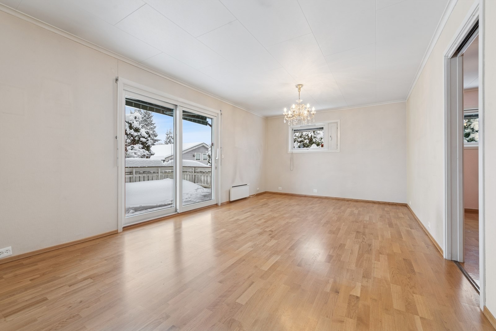 Skyvedører ut mot sørvendt terrasse. Denne delen av stuen ligger i tilbygget fra 2002. Galleribilde