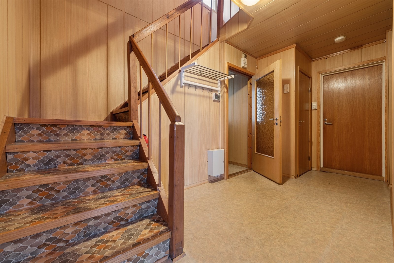 Velkommen inn! Vindfang, entré og trapperom i 1. etasje. Galleribilde