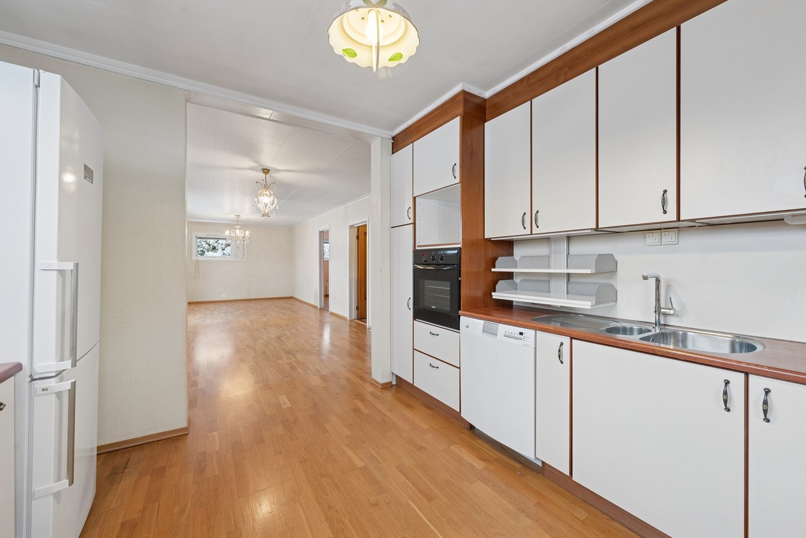 Oppvaskmaskin, kombinert kjøl- og fryseskap samt integrert ovn følger med ved salg. Galleribilde