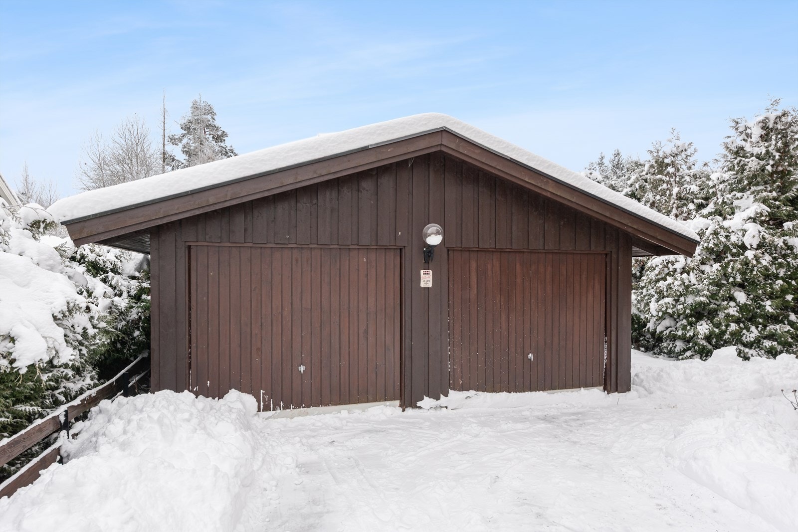 Dobbelgarasje med to porter og sidedør på høyre side av garasjen. Galleribilde