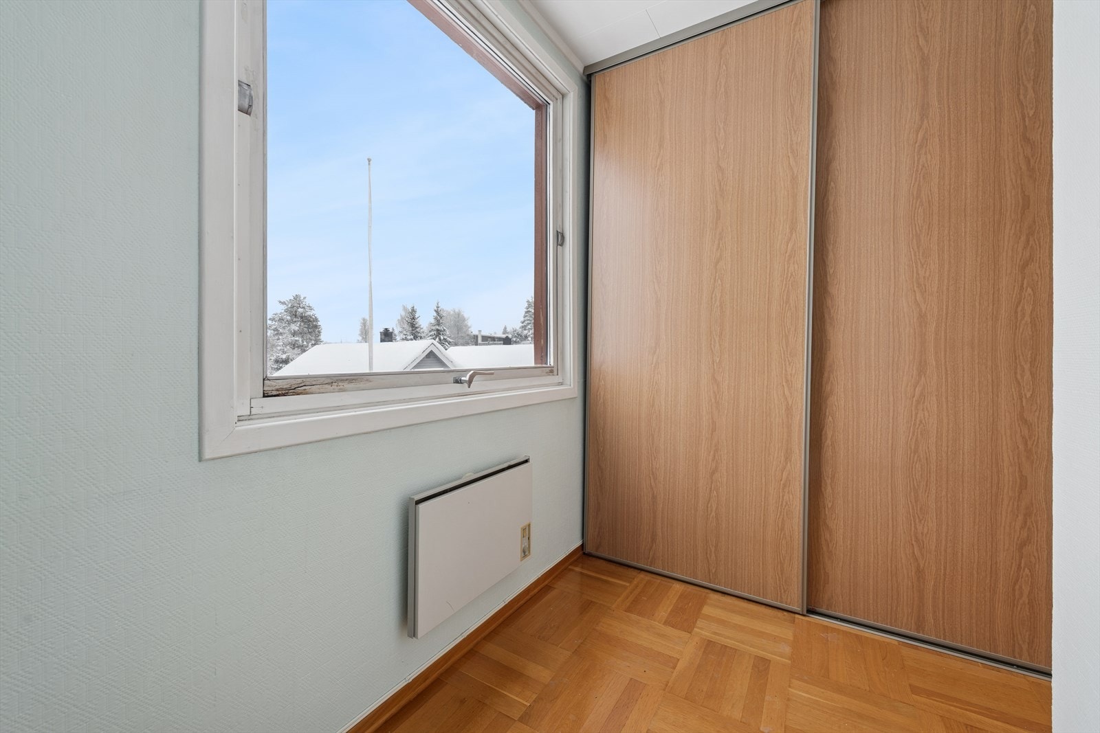 Rom med servant og garderobeskap. Kan brukes som et kombinert rom til f.eks. kontor og garderobe. Galleribilde