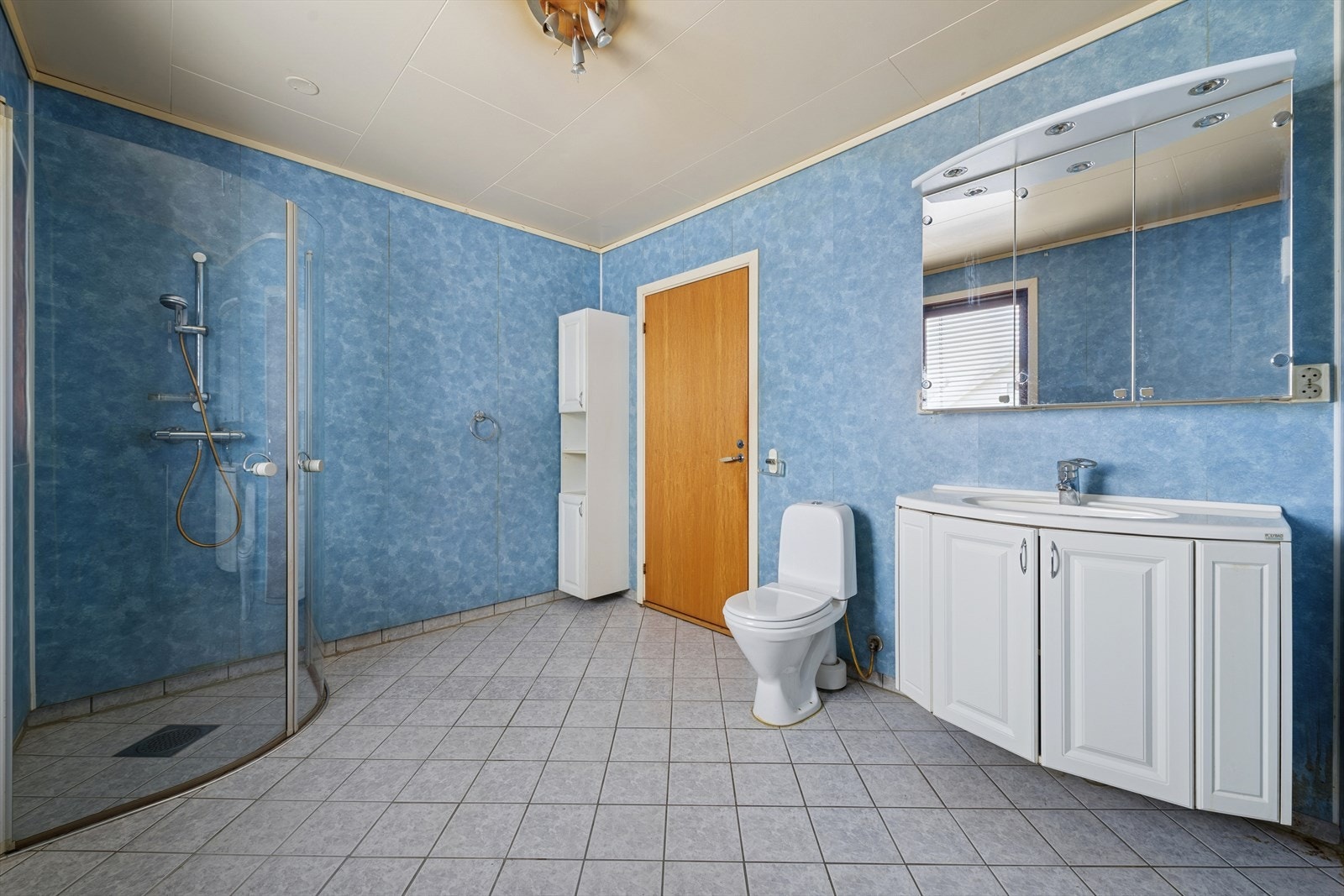 Bad/vaskerom i 1. etasje. Flislagt gulv med varmekabler. Galleribilde