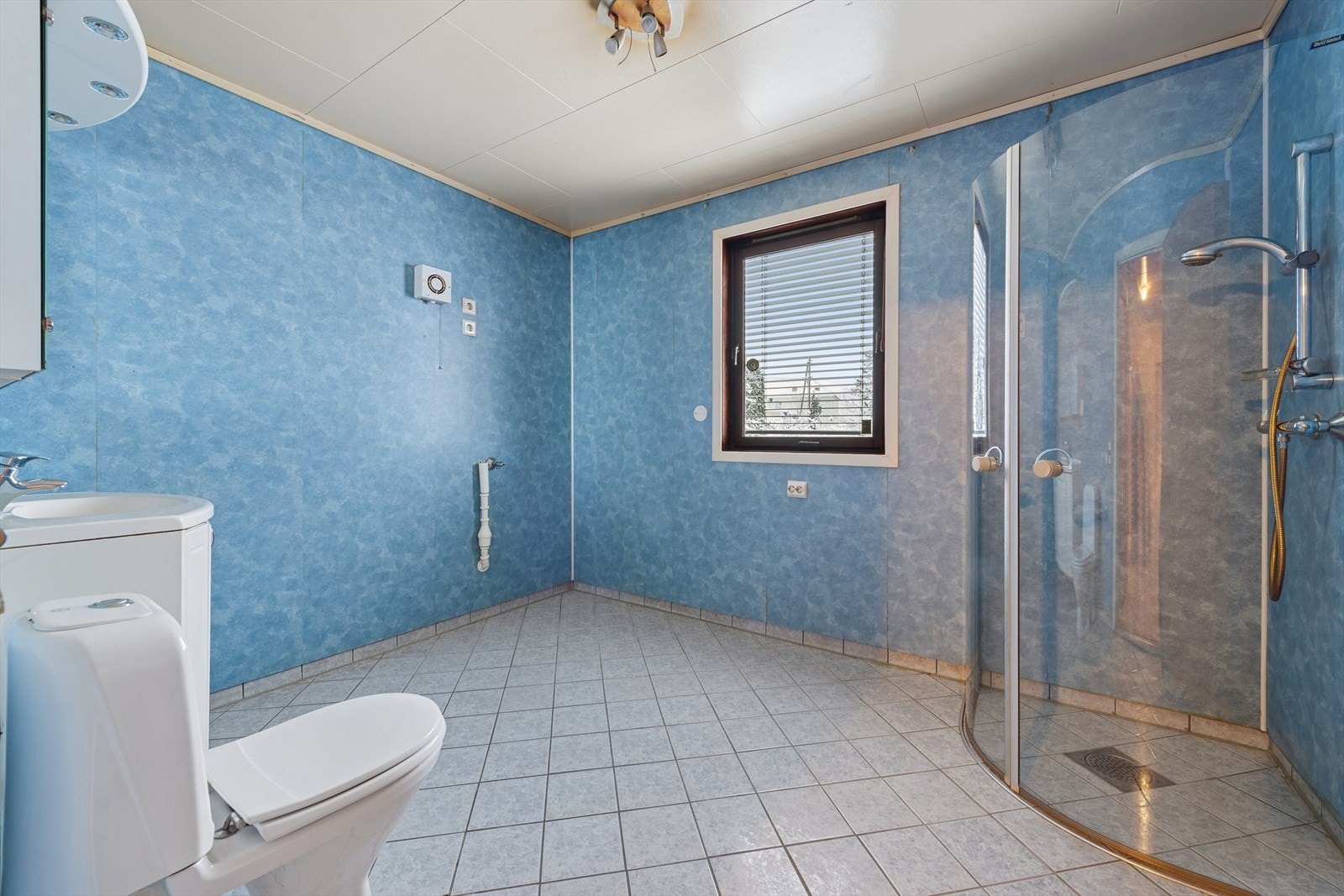 Kombinert bad/vaskerom i 1. etasje fra 2002. Galleribilde