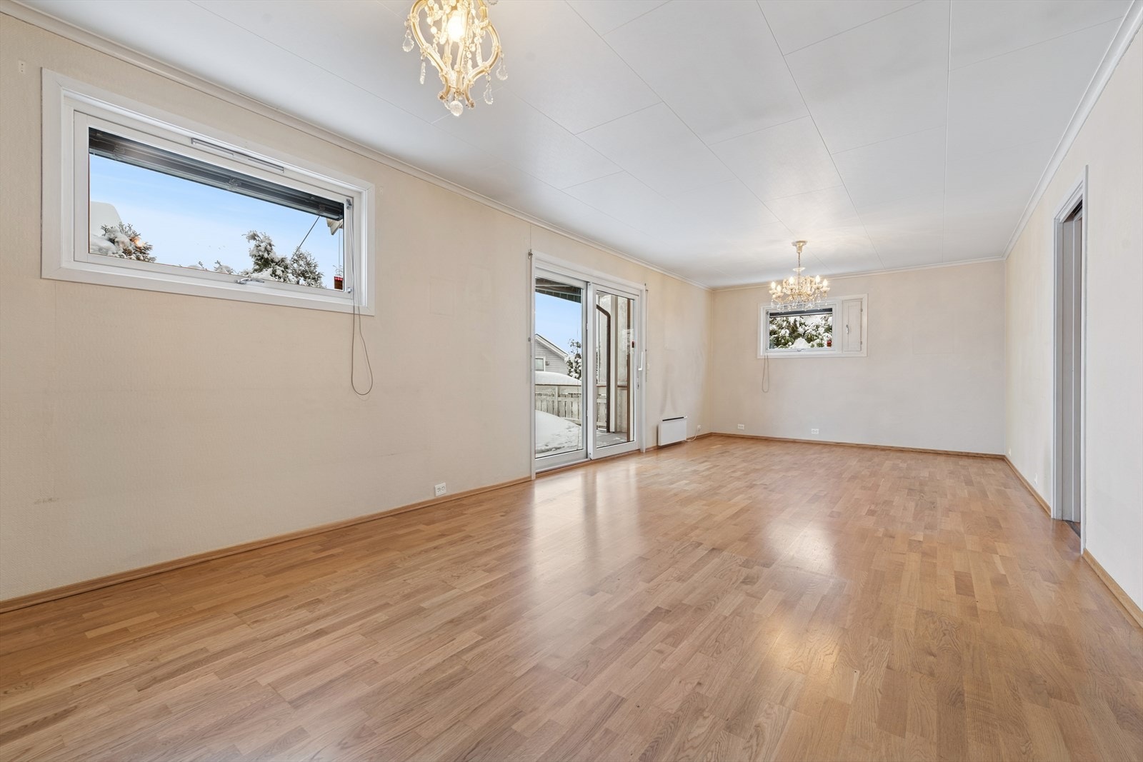 Romslig stue med god plass til både spisestue og sofagruppe med tilhørende møbler. Galleribilde