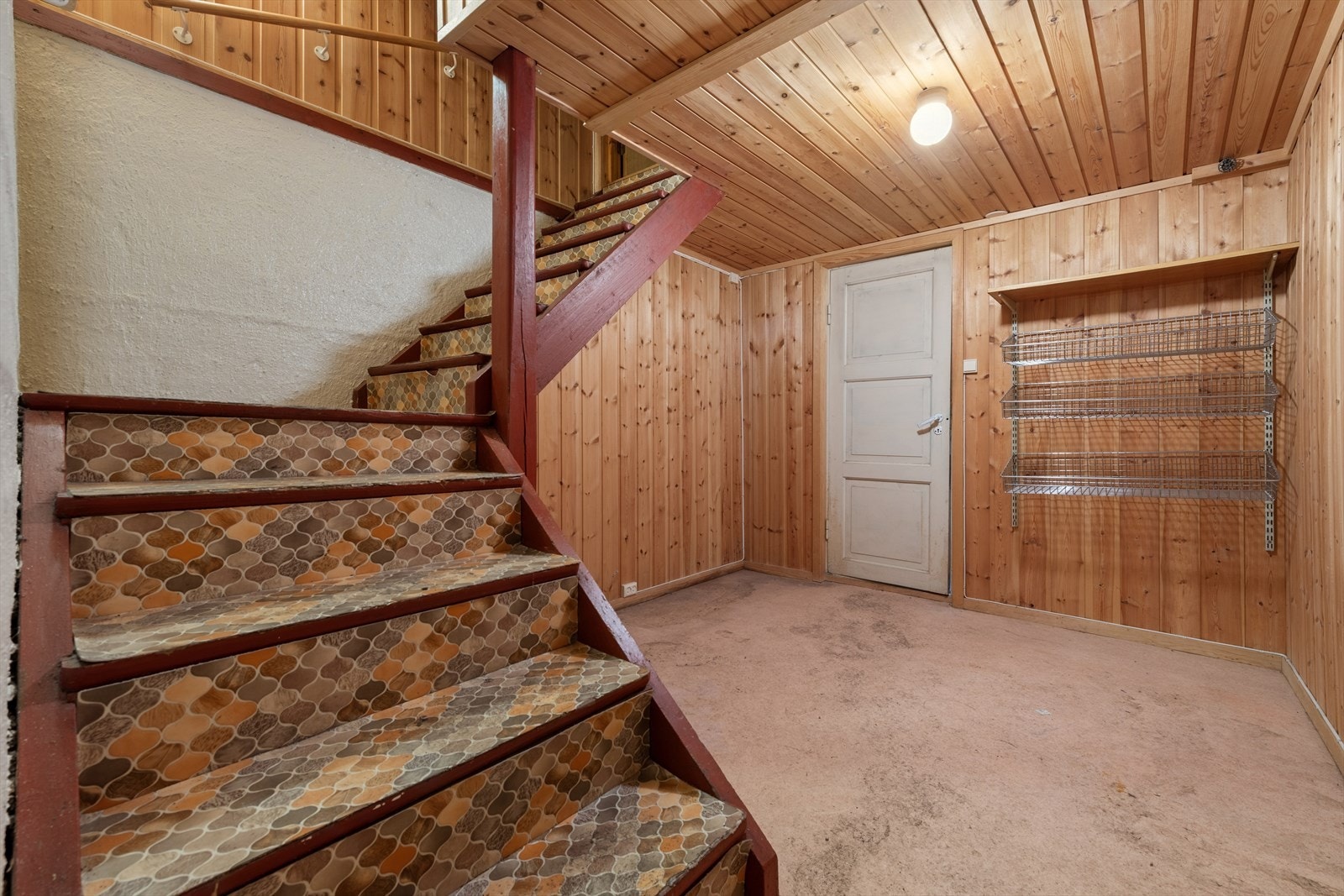 Vi tar turen til kjelleren. Gang/trapperom. Galleribilde