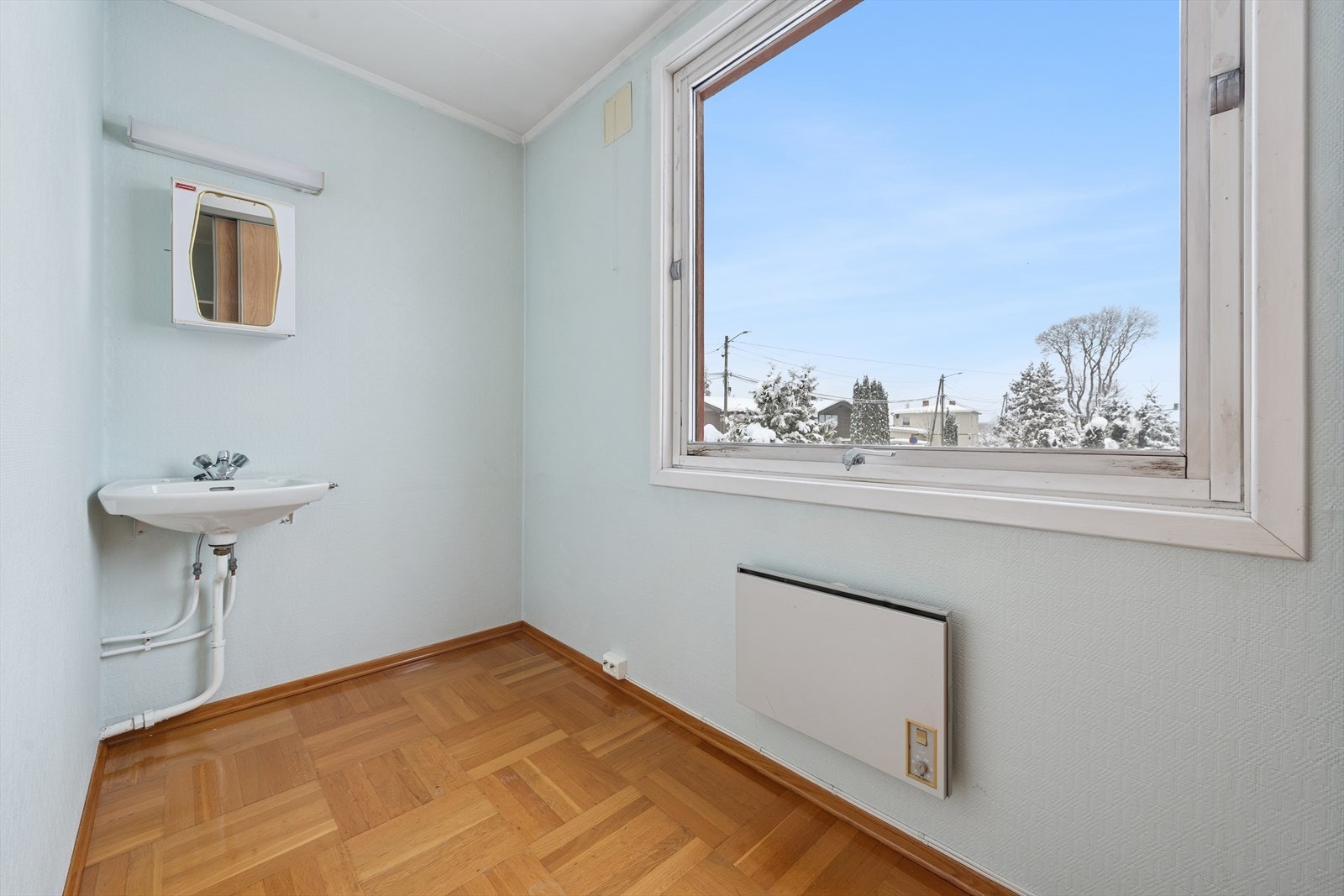 Rom med servant og garderobeskap. Galleribilde