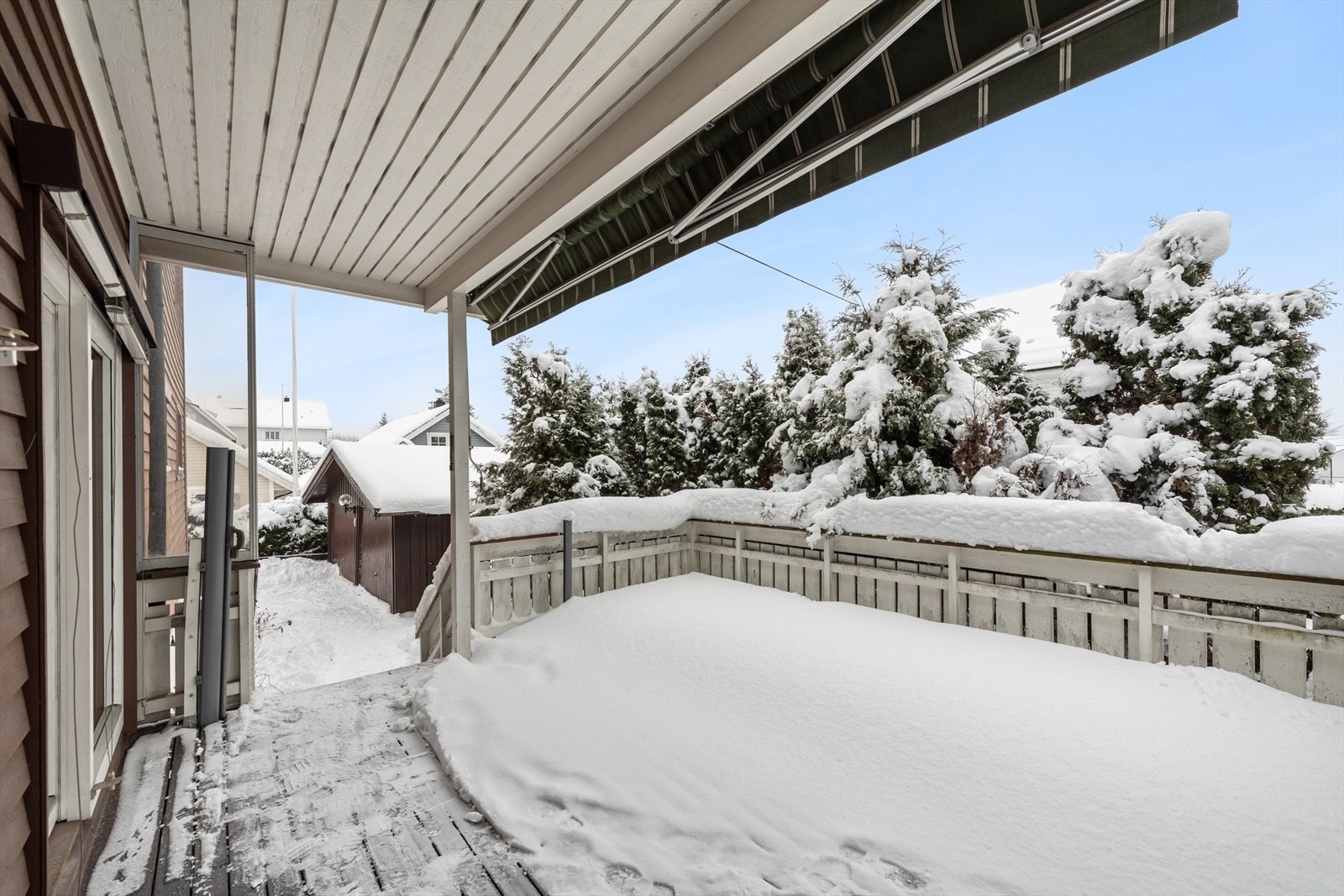 Trapp ned til platting ved husveggen, mot sør. Galleribilde