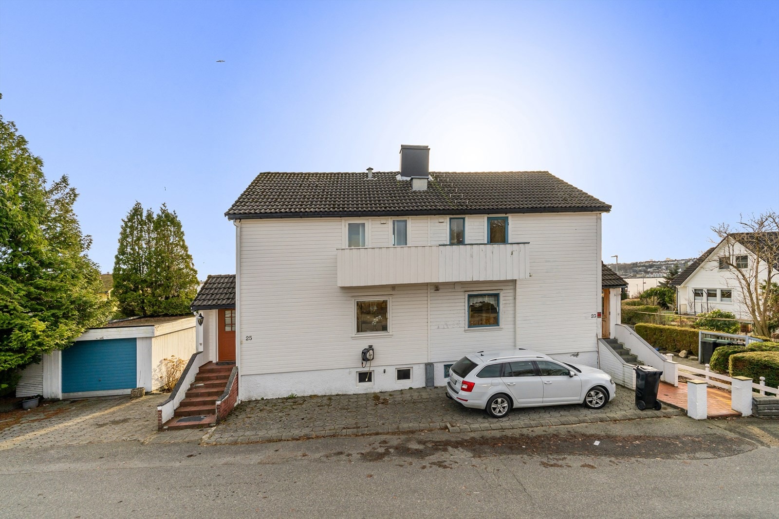 Til boligen har man garasje samt parkering på tomt Galleribilde