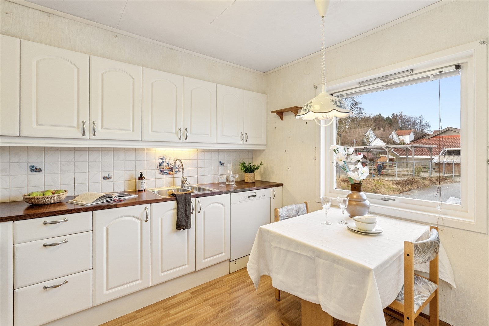 Kjøkken med rom til spiseplass Galleribilde