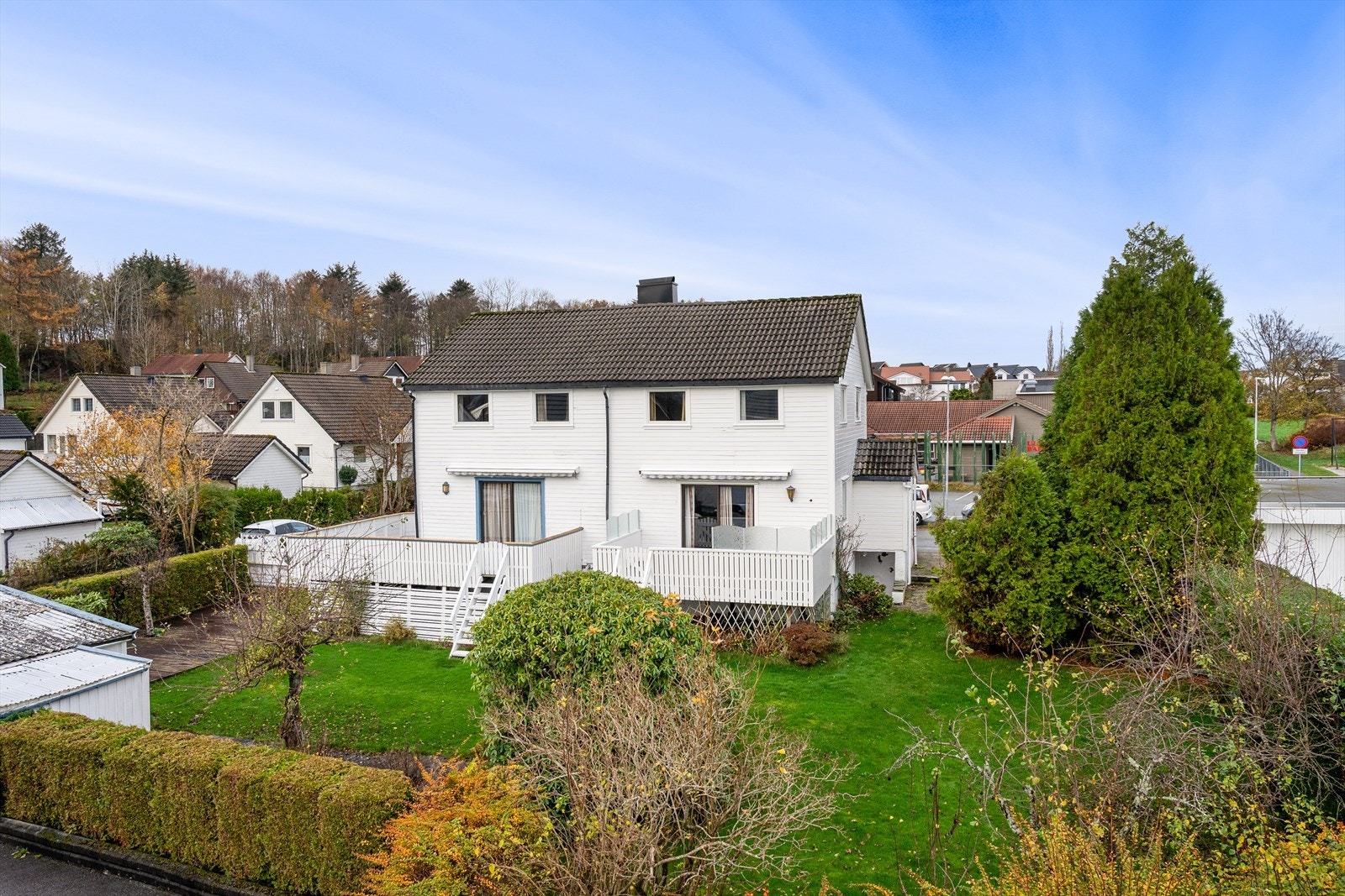 Tomannsbolig med stor hage og gode solforhold Galleribilde