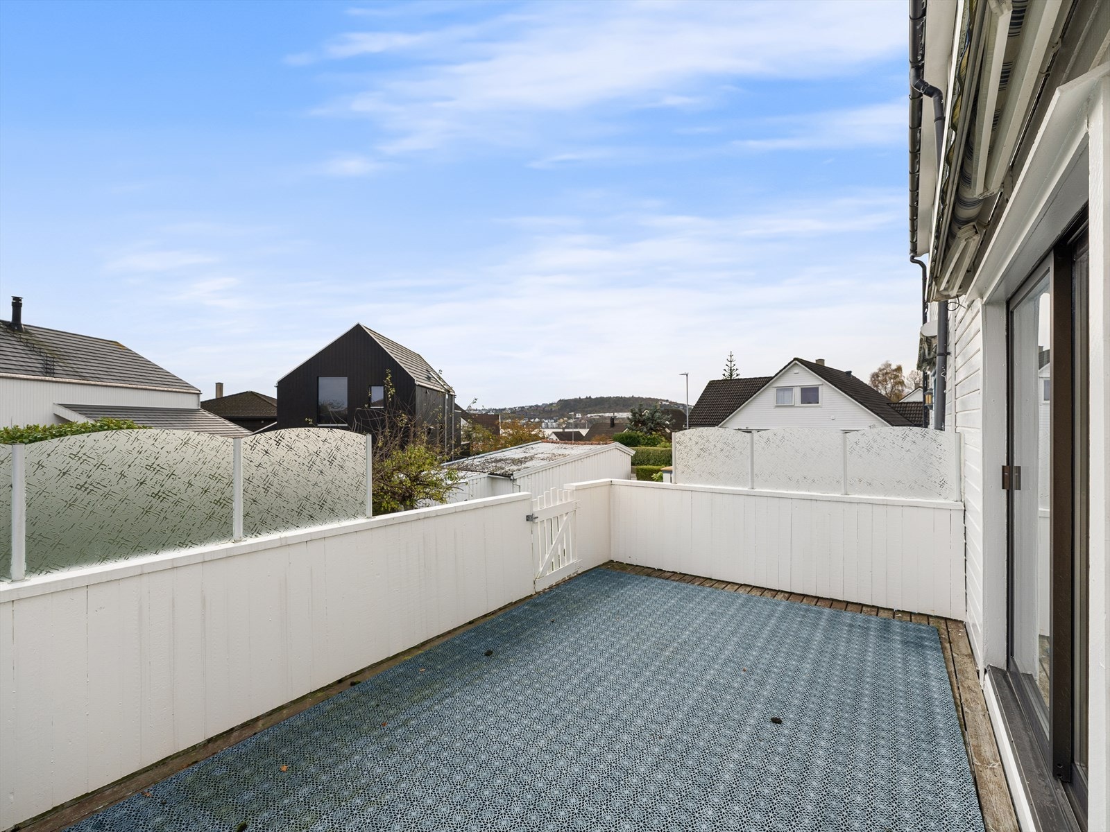 Fra terrassen er det trapp ned til hagen Galleribilde