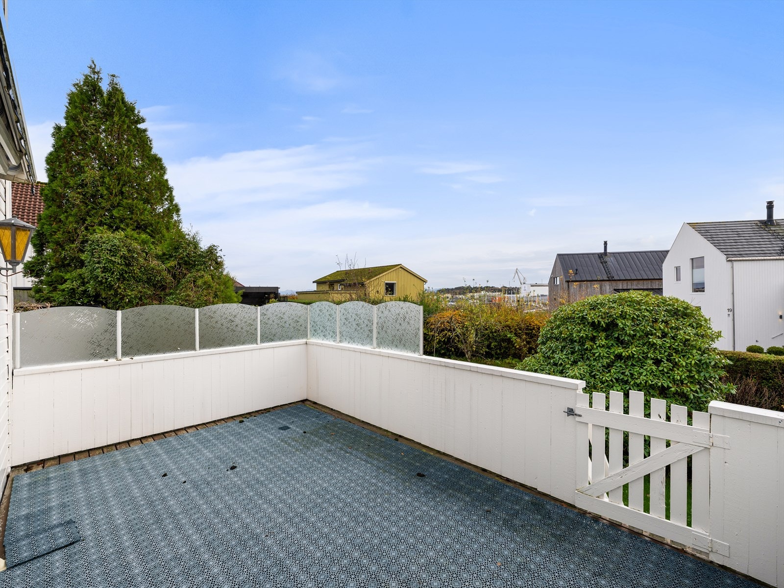 Romslig terrasse med gode solforhold Galleribilde