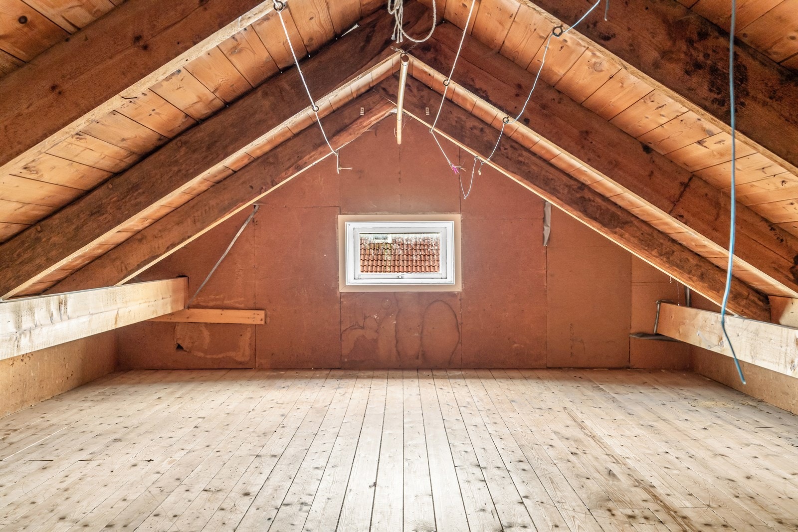 Romslig loft for lagring Galleribilde