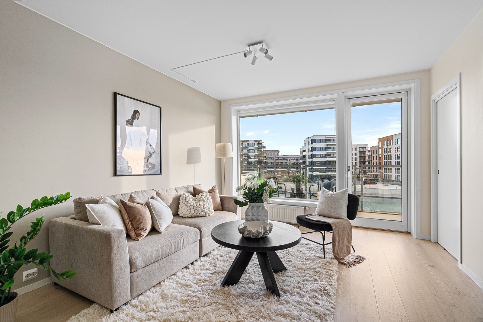 Leiligheten har en lekker nordisk stil med enstavs parkett på gulv, listefri overgang mot tak og avstemte fargevalg Galleribilde