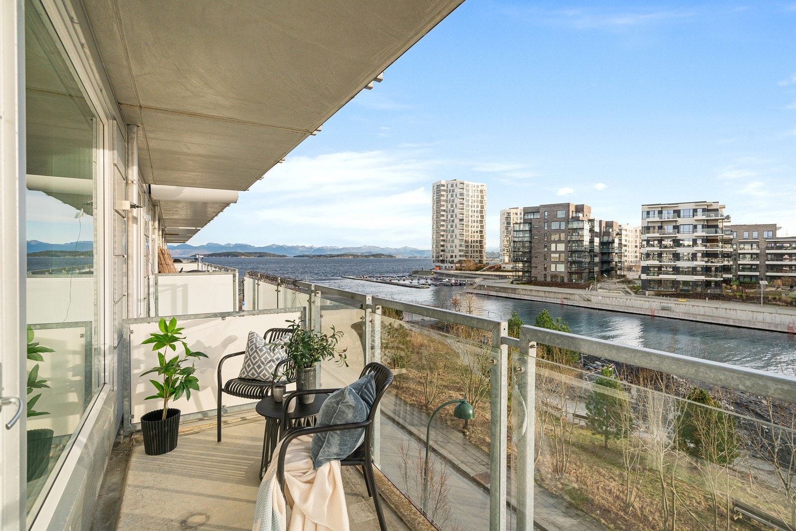 Balkongen er på 12 kvm og har gode solforhold på morgen og ettermiddag. Galleribilde