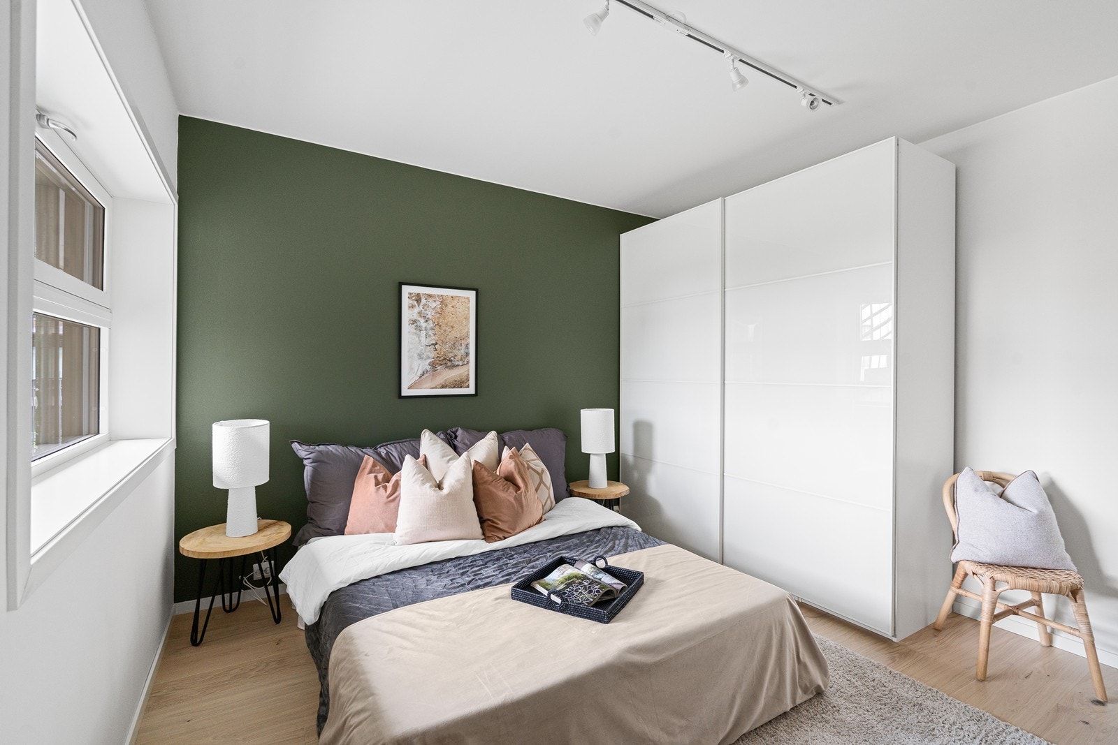 Den ene veggen er malt i en delikat grønnfarge som gir en fin kontrast mot det hvite Galleribilde