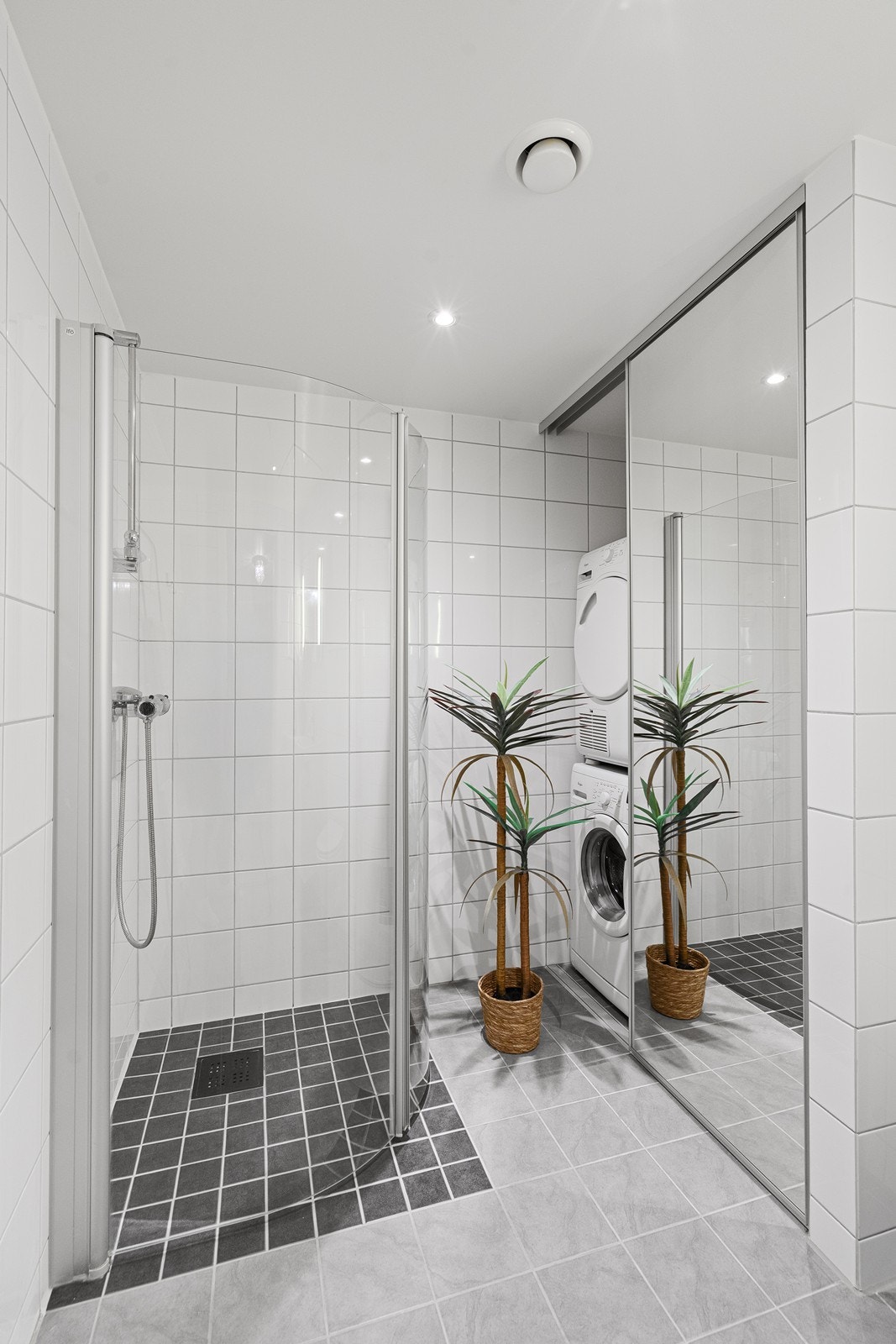 på badet er det skyvedør i speil som lett skjuler vaskemaskin og tørketrommel Galleribilde