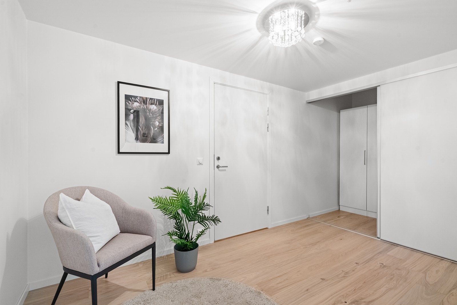 Stor og romslig entré med skyvedøsrgarderobe som kan skjule skap og yttertøy Galleribilde