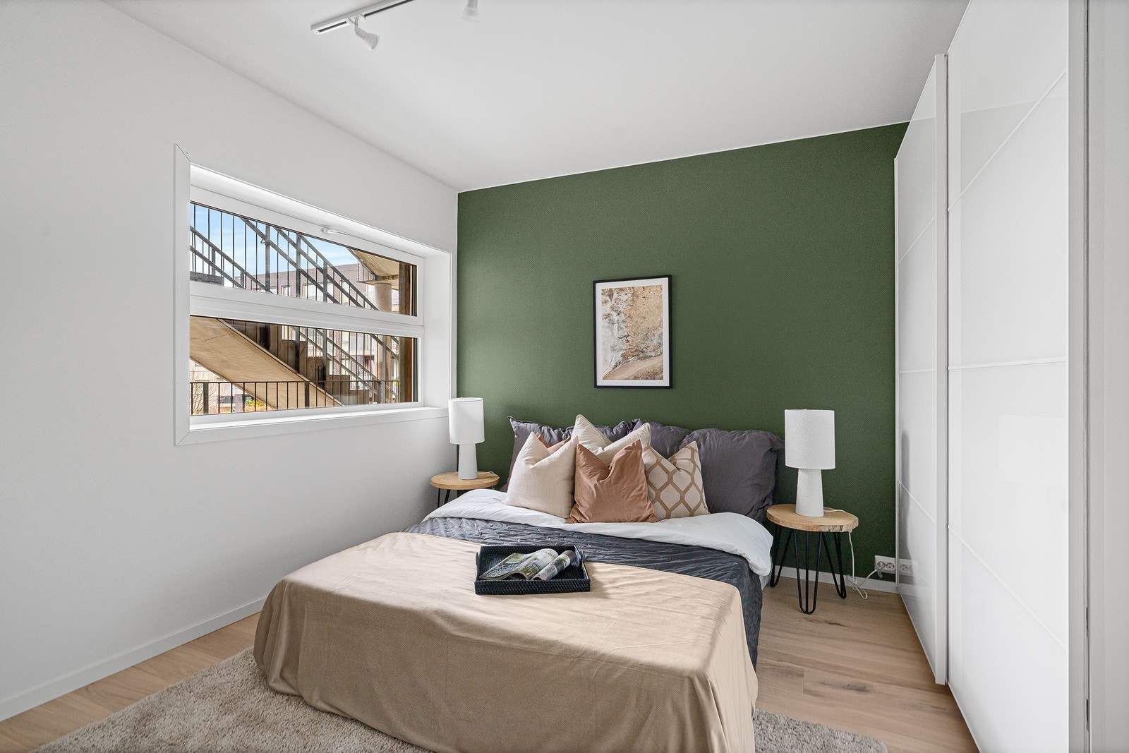 Hovedsoverom med praktisk skyvedørsgarderobe Galleribilde