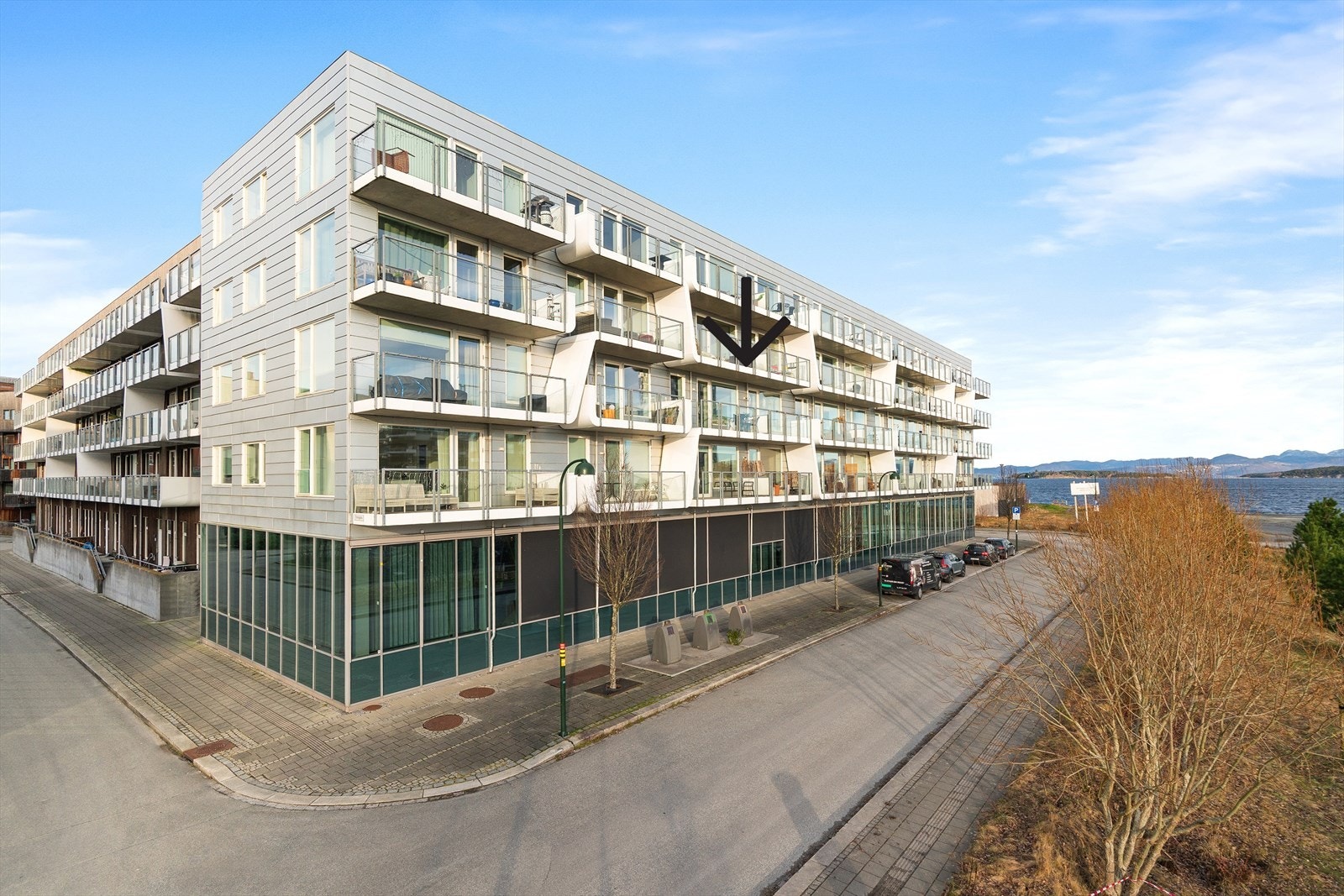 Leiligheten har en meget fin beliggenget i 2.etasje like ved sjøen Galleribilde