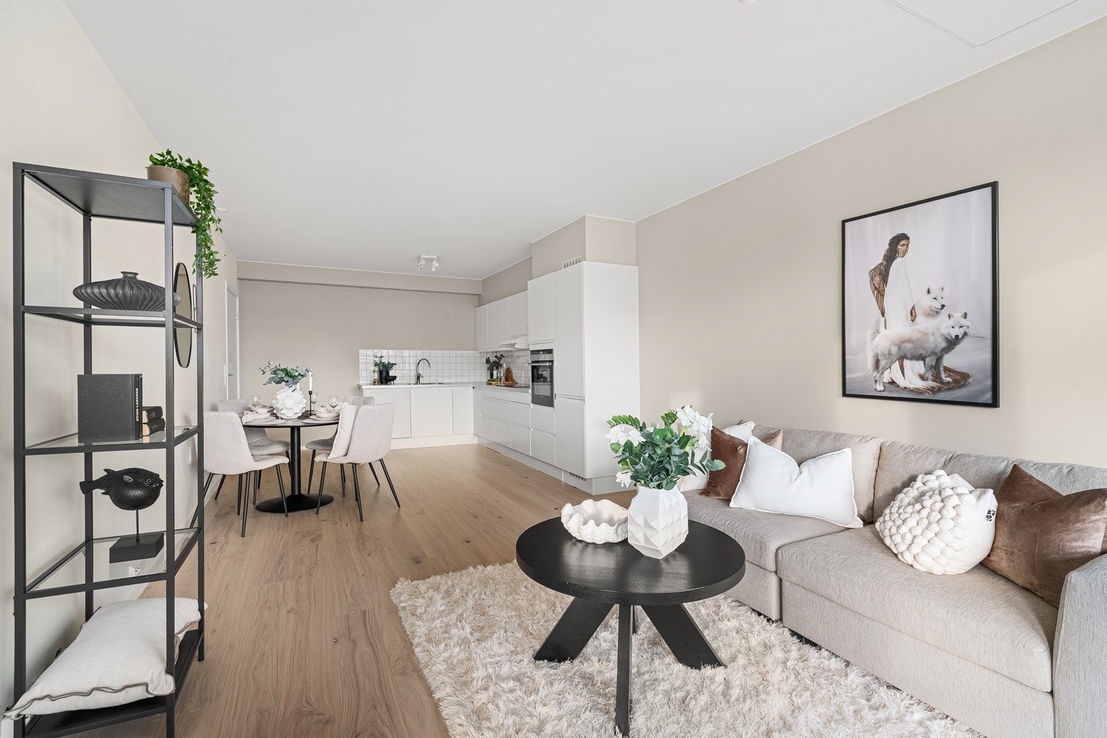 Stue og kjøkken i åpen løsning Galleribilde