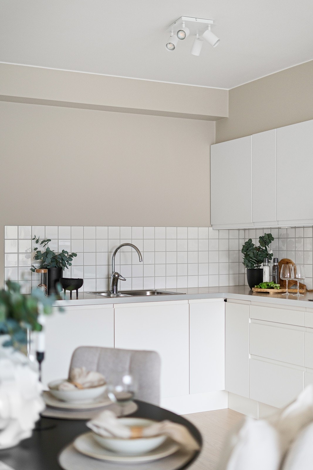 Hvitevarer følger handel og består av platetopp, stekeovn, oppvaskmaskin og kjøl/frys, og til platetoppen har du ventilator. Galleribilde