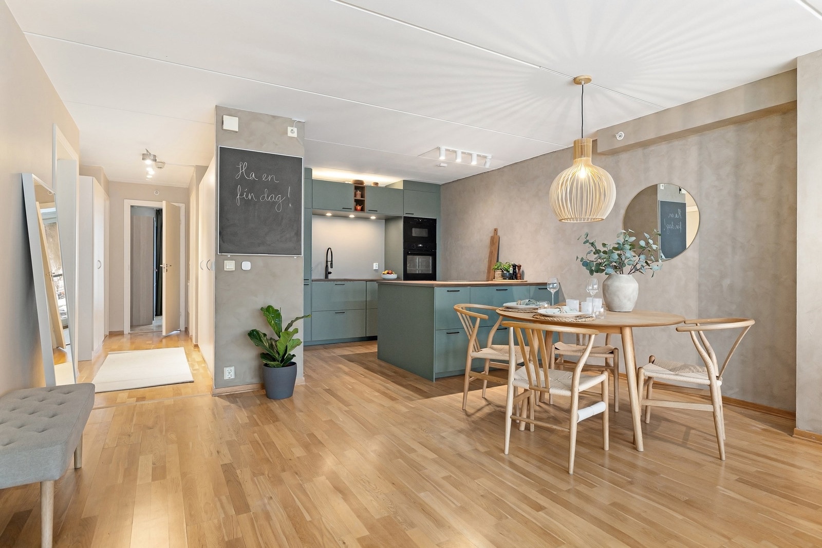 I direkte tilknytning med både kjøkken og stuen er det god plass til en romslig spisestue Galleribilde