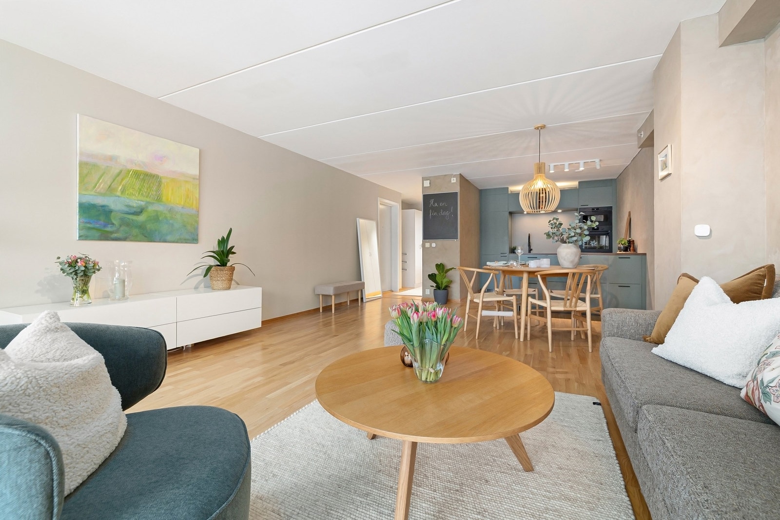 Pene, malte vegger med en moderne fondvegg av kalkmaling som sammen med den klassiske eikeparketten på gulvet skaper et moderne uttrykk Galleribilde