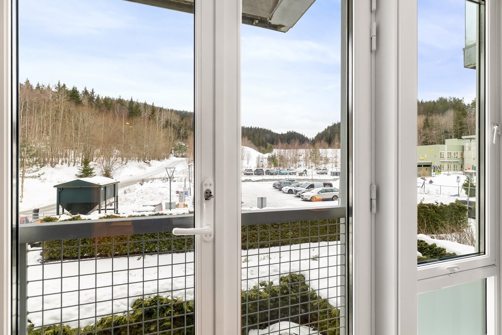 Soverommet vender ut mot marka med stort vindu og dobbel balkongdør til en fransk balkong som gir en hyggelig atmosfære og godt med lysinnslipp Galleribilde