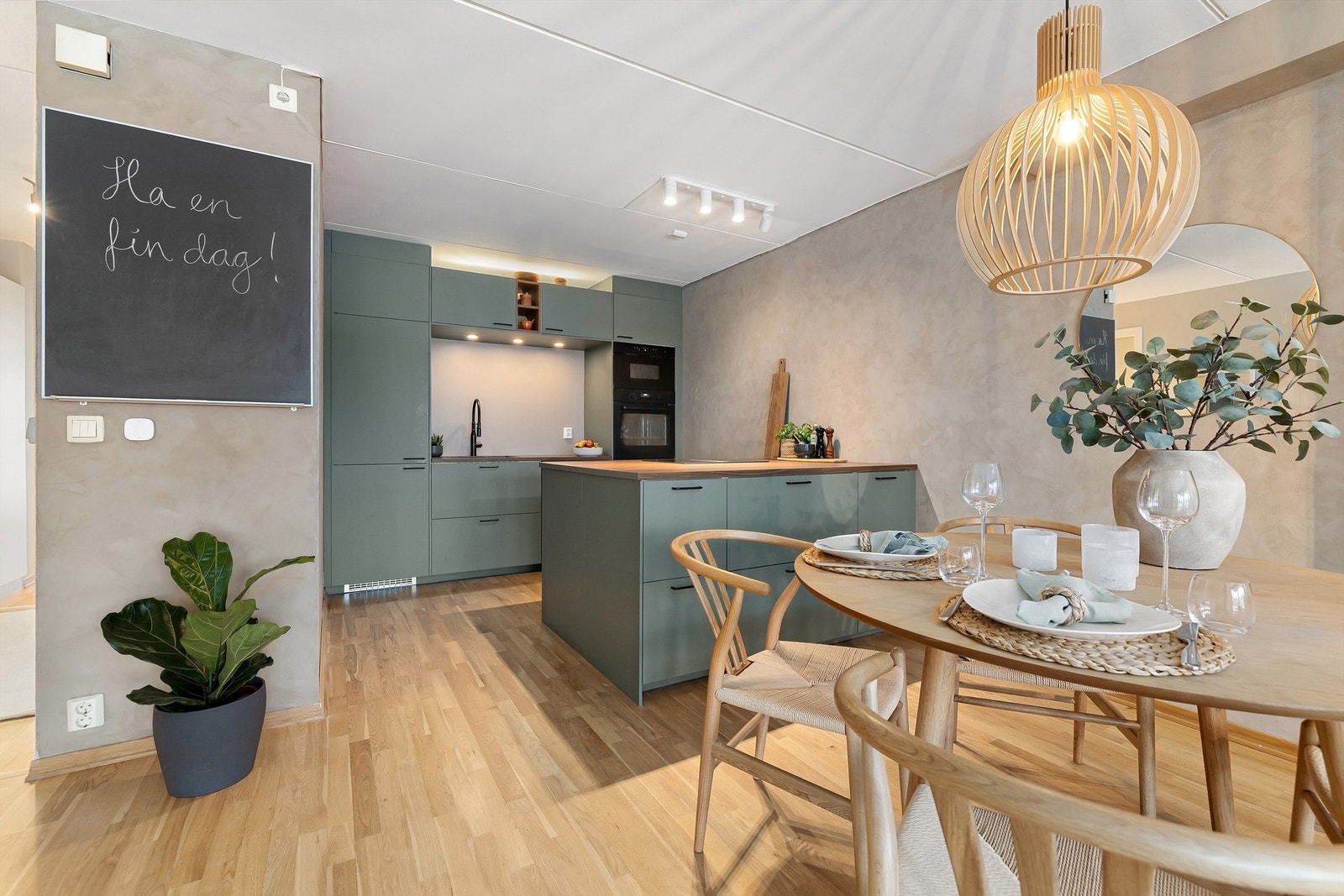 Deler av kjøkkeninnredningen fungerer som et fint skille mellom kjøkkenet og stuen, hvor du får mye benkeplass og godt med oppbevaring under Galleribilde