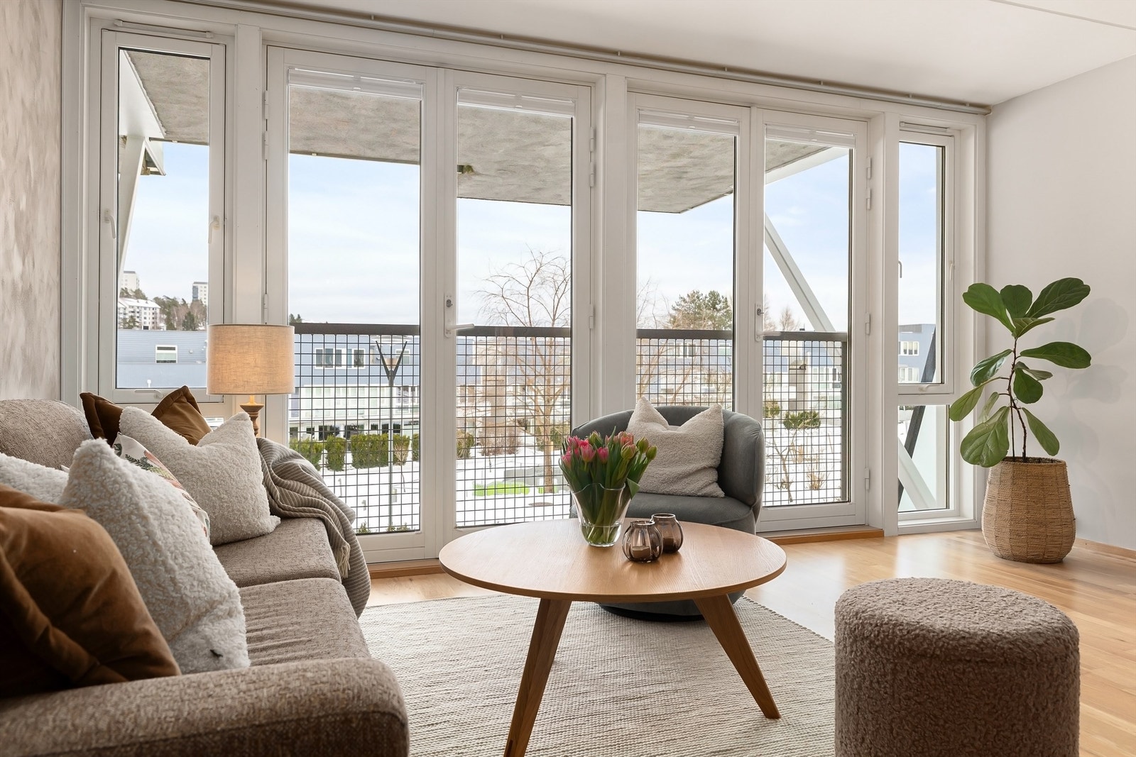 Noe av det første som møter deg er store vindusflater, noe som gir en god atmosfære Galleribilde