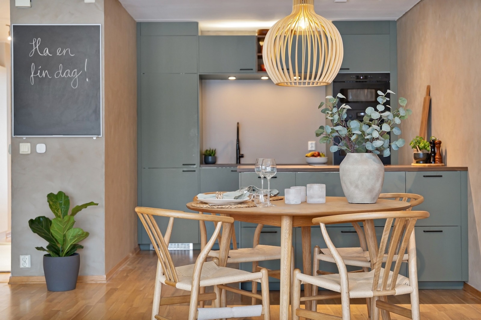 Her får kokken sosialisert seg fint med gjestene! Galleribilde