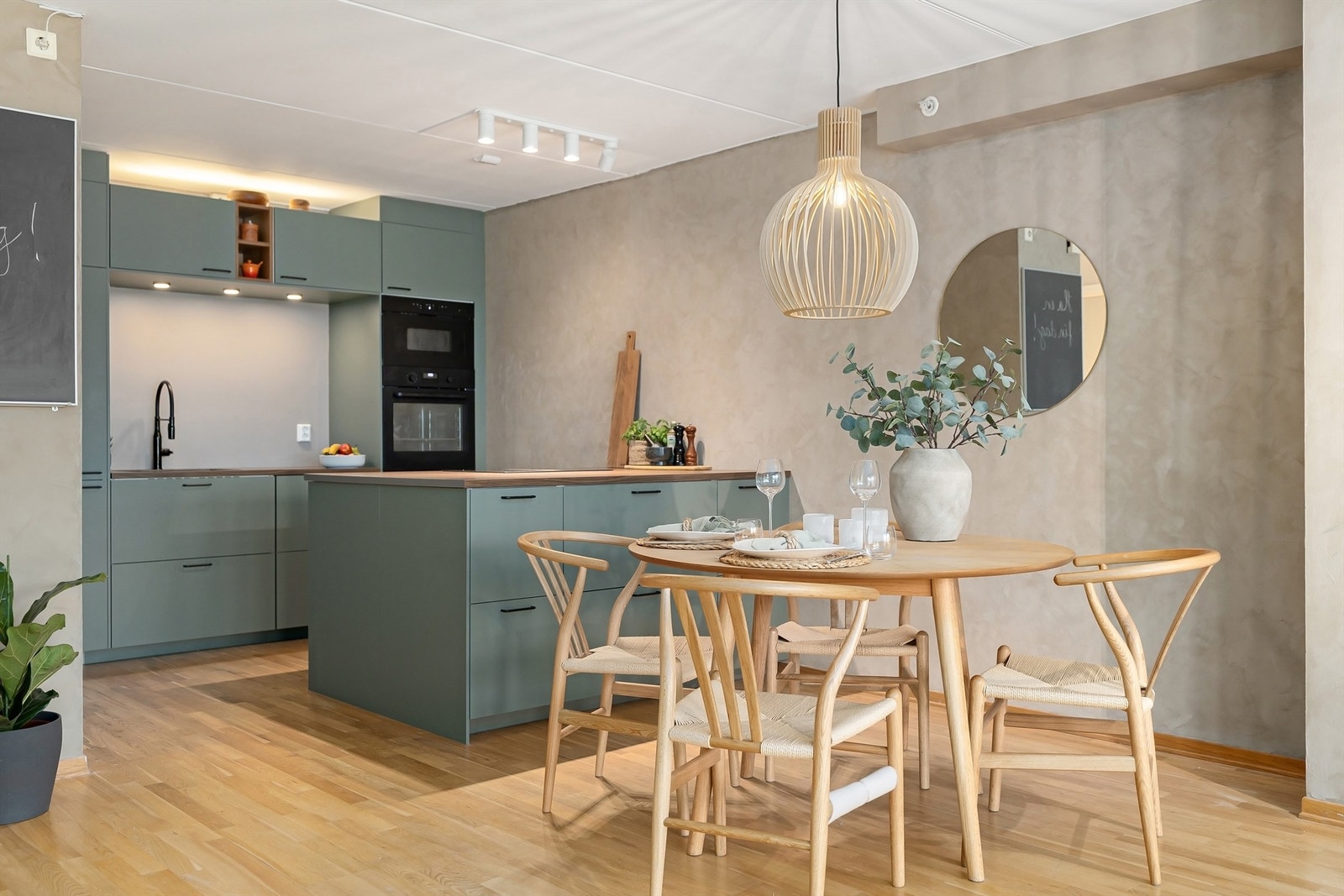 Pent, moderne og helt nytt kjøkken i åpen løsning med stuen Galleribilde