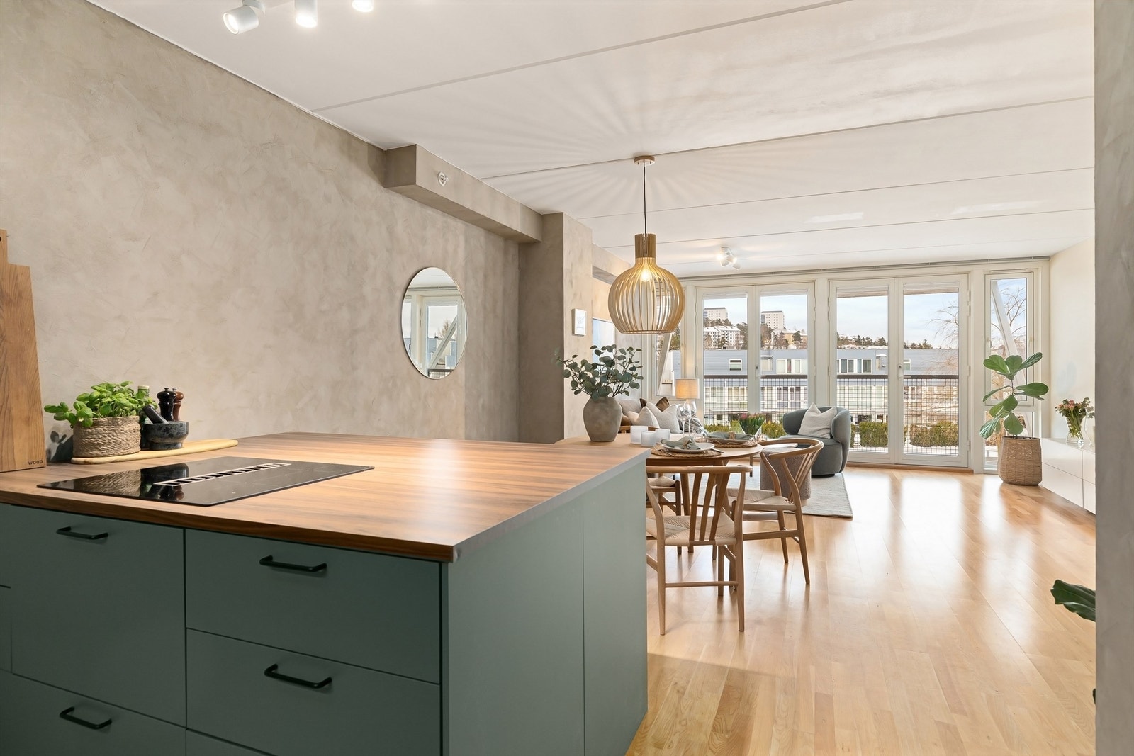 Integrerte hvitevarer som stekeovn, mikrobølgeovn, oppvaskmaskin, kjøleskap med frysedel og induksjonskoketopp med integrert ventilator Galleribilde