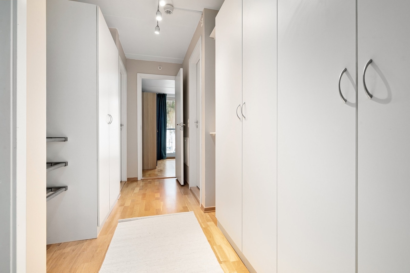 God lagringskapasitet i flere romslige garderober Galleribilde