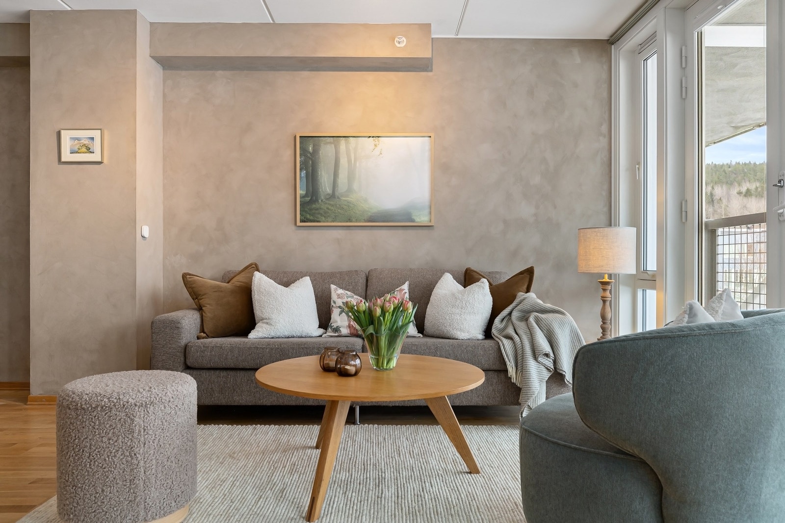 Her er det god plass til sofa med tilhørende salongbord og evt. tv-seksjon Galleribilde