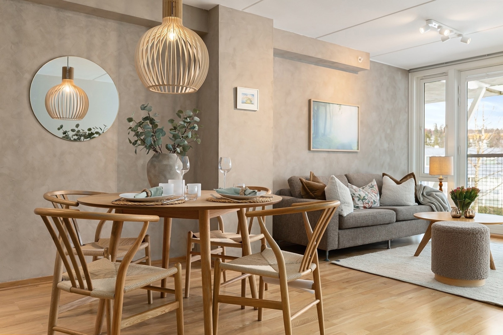 Tiltalende og moderne stue med en lys og luftig romfølelse Galleribilde