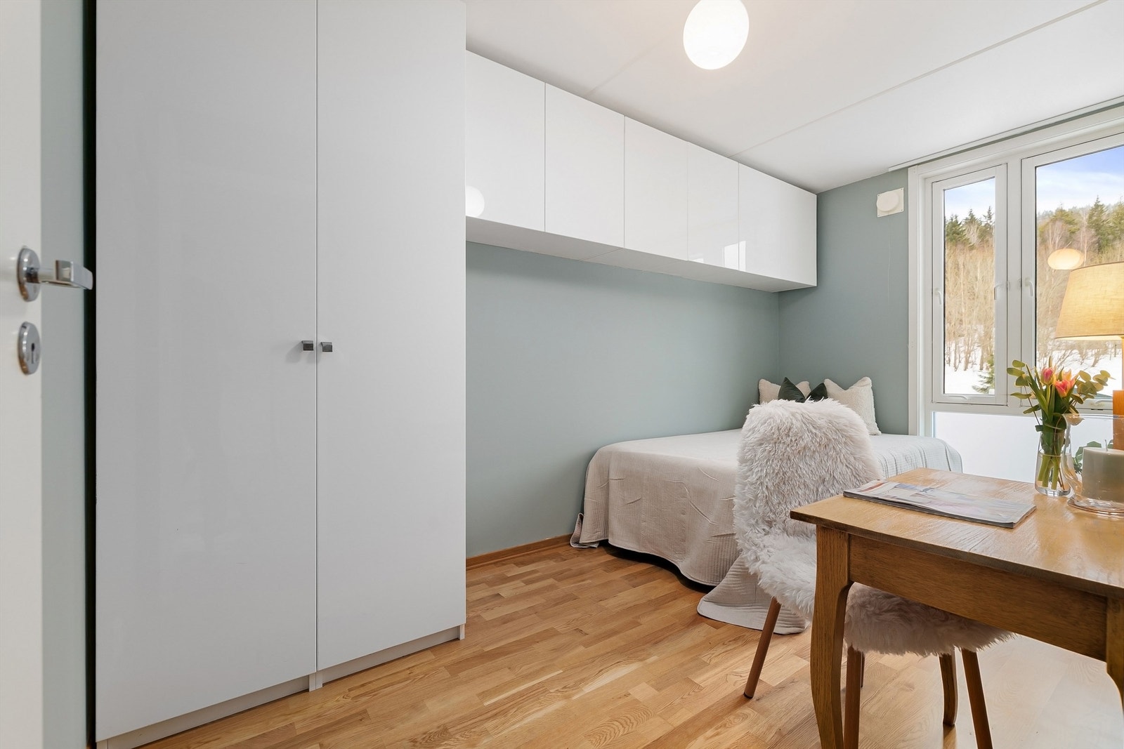 Boligens andre soverom er også av god størrelse og således fleksibelt i bruk Galleribilde