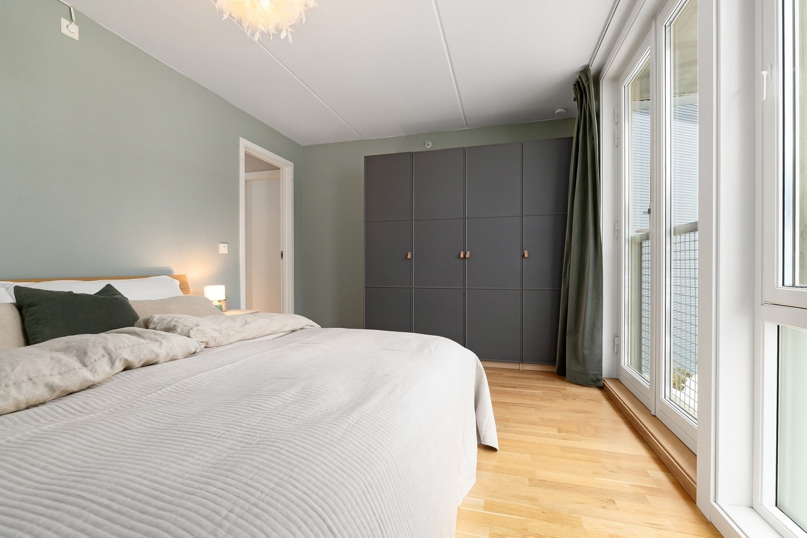 Svært god lagringskapasitet i integrert garderobe Galleribilde