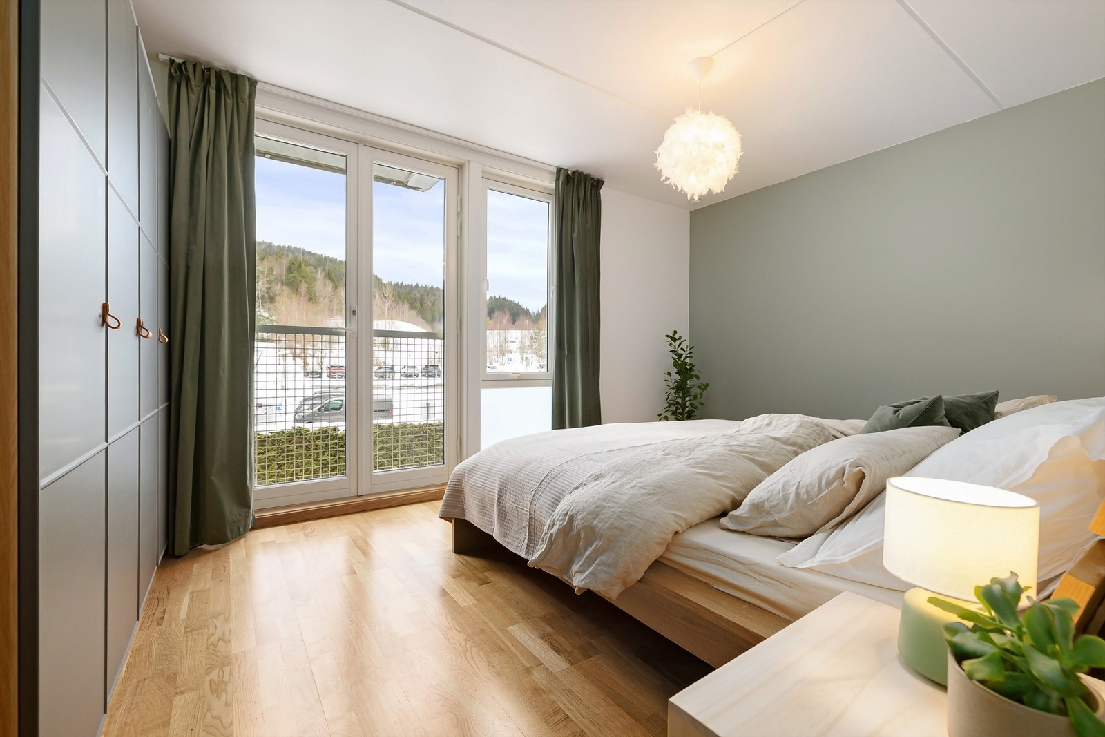 Hovedsoverommet har god størrelse og rikelig med plass til dobbeltseng og tilhørende nattbord Galleribilde