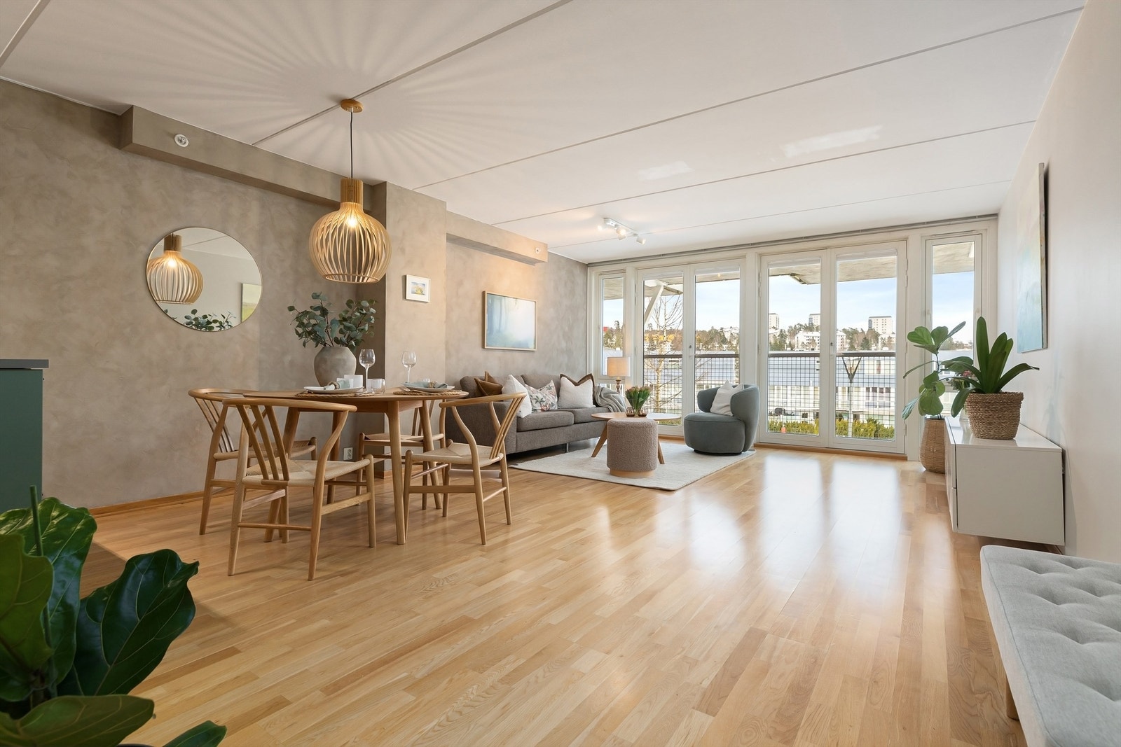 Moderne og gjennomgående 3-roms med gode lysforhold og fransk balkong, påkostet kjøkken fra 2026, samt både heis og garasje m/EL! Galleribilde