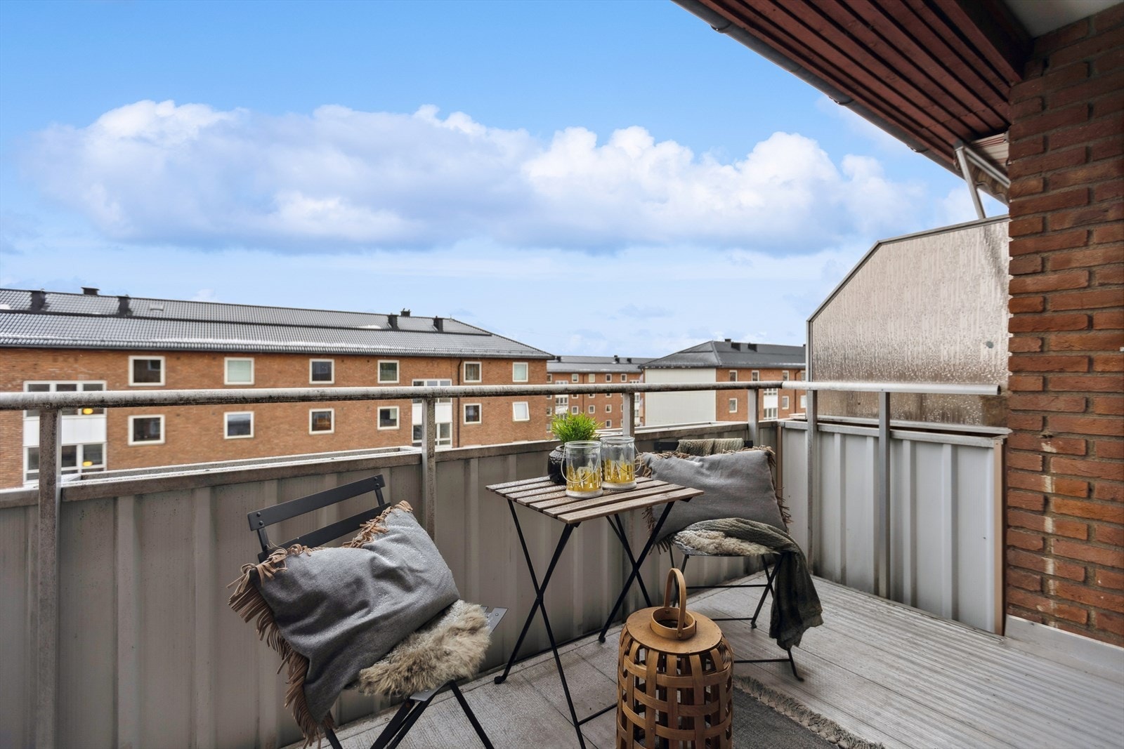 Balkongen har lite innsyn fra nabolaget. Tillatt med elektrisk- og gassgrill. Galleribilde