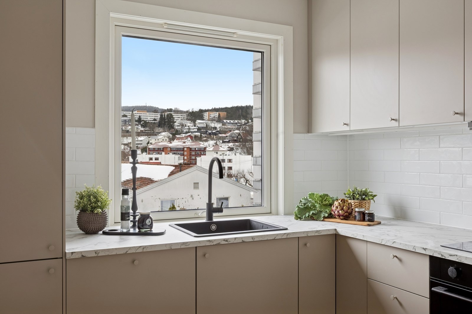 Det store vinduet på kjøkkenet skaper en meget god romfølelse samt flott utsyn når man kokkelerer. Galleribilde