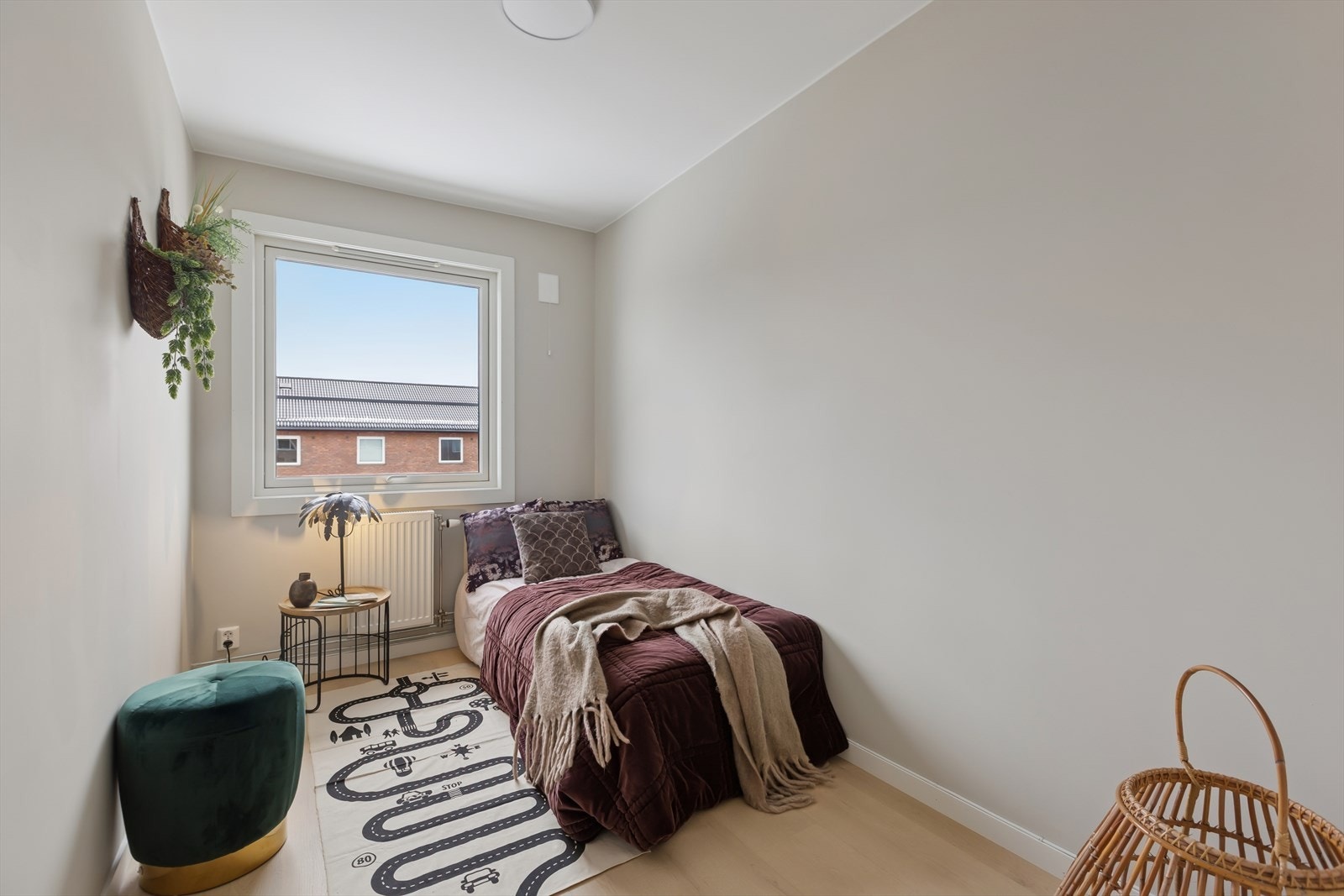 Soverom nr 2 er av god størrelse. Passer utmerket som bruk av barnerom eller kontor. Galleribilde