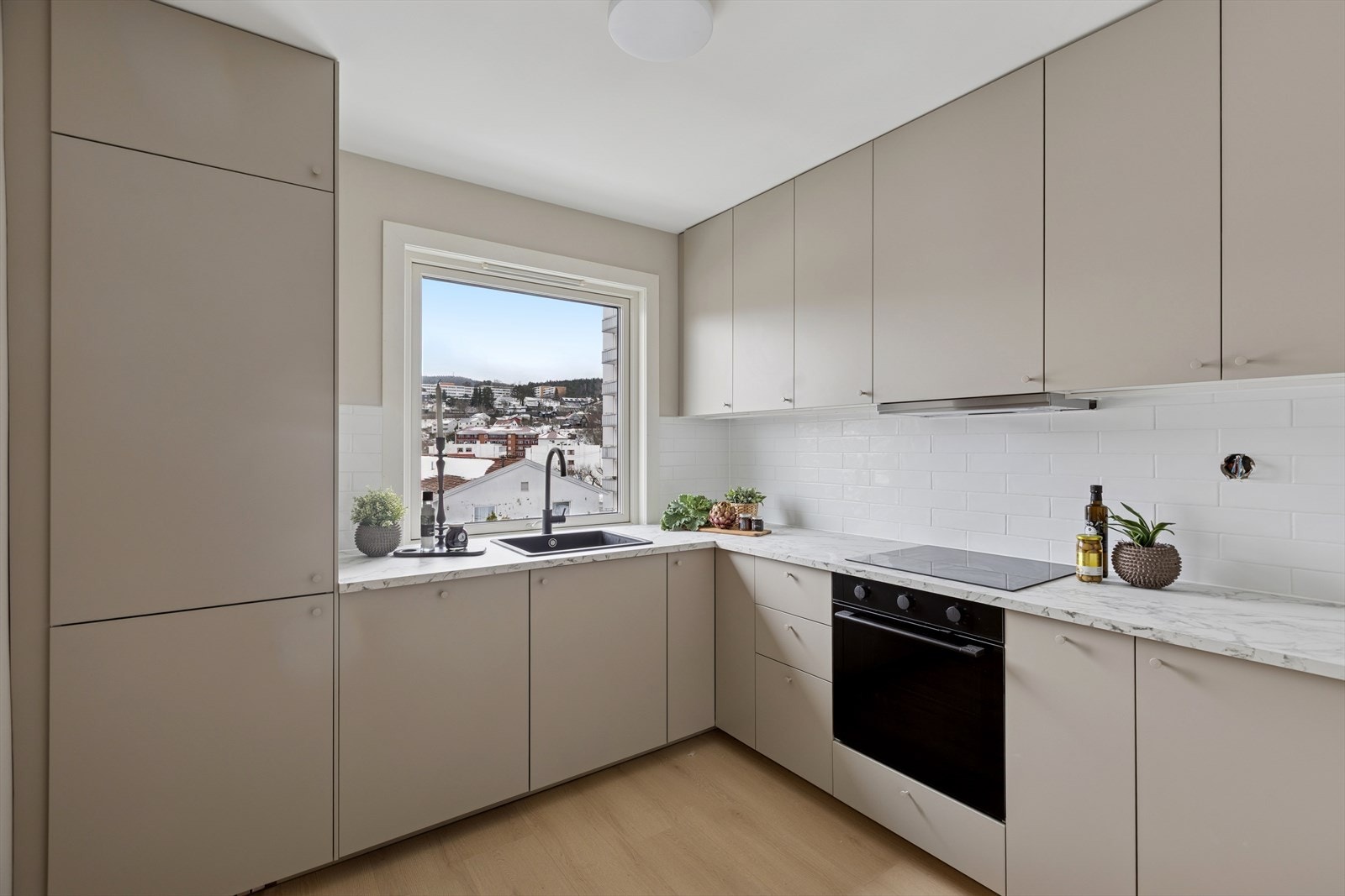 Kjøkkenet byr godt med benk-/skapplass. Galleribilde