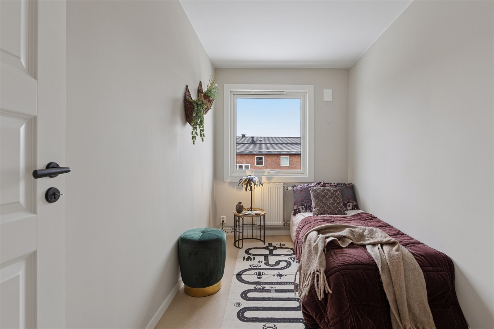 Soverom nr 2 har også egen radiator som gir godt med varme på kalde vinterstider. Galleribilde