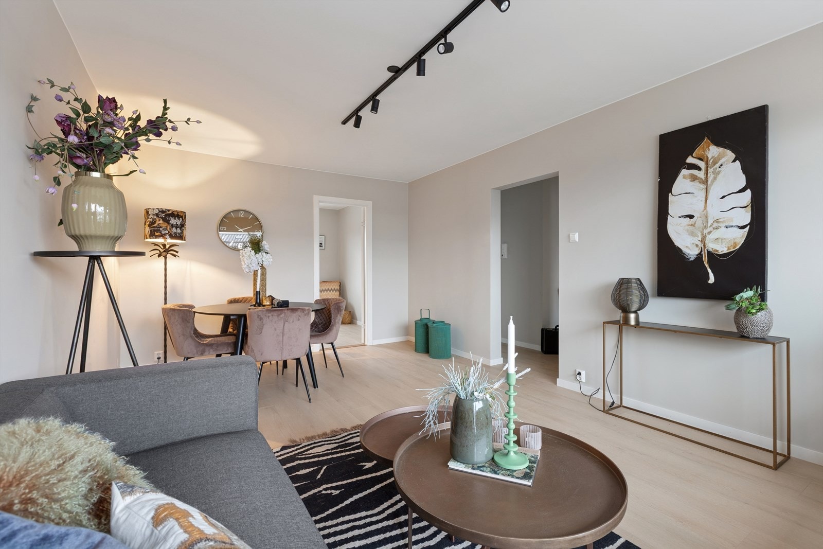 Stilren innredning med fokus på komfort og funksjonalitet i både stue og spiseområde. Galleribilde